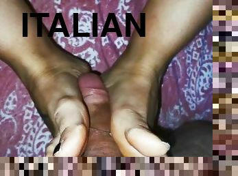 Fidanzata italiana mi sega con i piedi