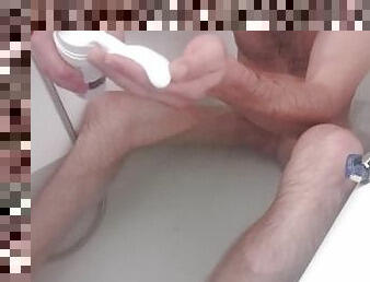 Shaving a cock in the bathtub ...