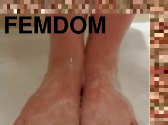 Sweaty petite FEET in the shower...