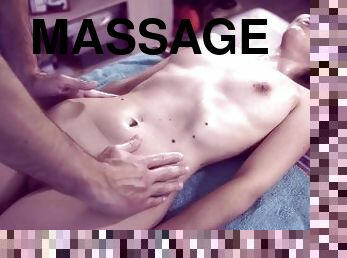 Massage rotique  domicile par un beau mec qui me caresse partout