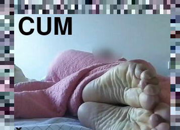 WHO LOVES TO WORSHIP SOLES? - CAMERAMAN FINALLY CUMS - CUM FEET SOCKS SERIES - MANLYFOOT ???? ???? ????