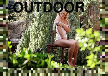 Pretty blonde princess Vanda Lust masturbates outdoors