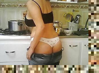 Amateur girl cooks topless