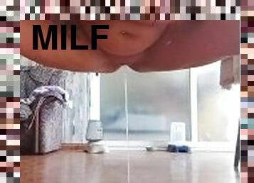 pisser, amateur, milf, maman, mère, solo, réalité, tatouage