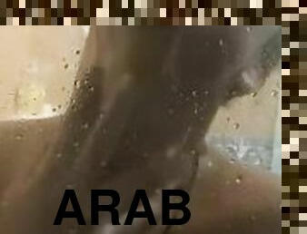 Une belle arab femme tatoue sur la douche filmer par son mari cocu