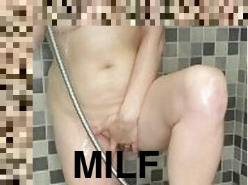 kylpy, isot-tissit, nyrkkinainti, masturbaatio, orgasmi, pillu-pussy, amatööri, typykät, milf, äityli