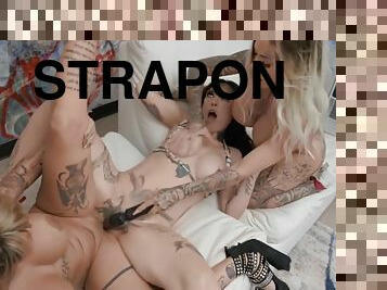 tate-mari, strapon, sex-in-trei, blonda, club, tatuaj