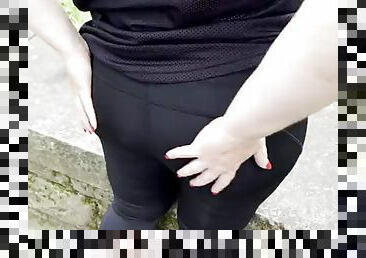 BBW gives the perfect sloppy handjob in the park - risky and sloppy :P
