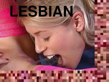 kylpy, pissaaminen, lesbo-lesbian, teini, nuori-18, blondi, suloinen, suihku, juominen