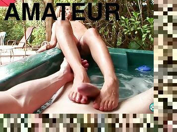 amateur, ejaculation-sur-le-corps, pieds, horny, blonde, fétiche, bikini, jacuzzi, jambes