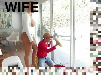 A young window cleaner fucks a big butt housewife at her own house