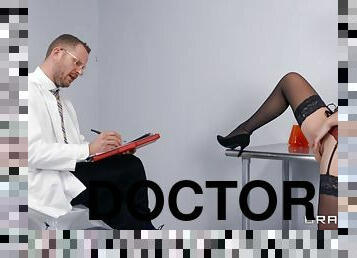 Experienced doctor helps a patient by fucking her in office
