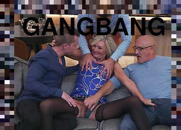 Hardcore gangbang on the sofa with a mature woman - Ricky Russo