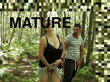 Quickie fucking in the local woods with chubby mature lover Ilia