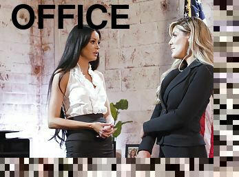 Lesbo Jamie Michelle fingering Ellie Lilly's pussy in the office