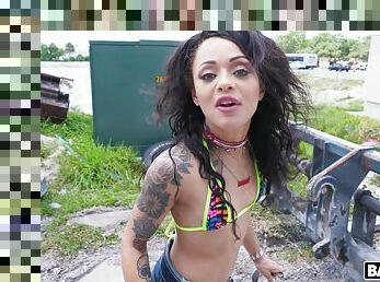 Handsome model Holly Hendrix opens her legs for outdoors quickie