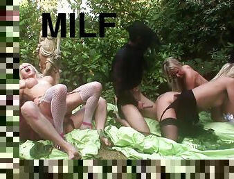 gros-nichons, orgie, en-plein-air, fellation, énorme-bite, milf, sexe-de-groupe, bas, sur-le-visage, ejaculation