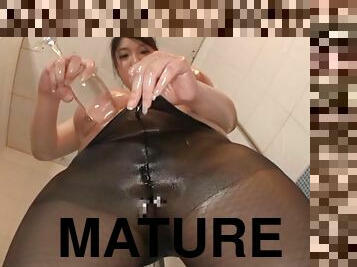 Chubby mature Amayoshi Shizuku pleasures her pussy in the shower