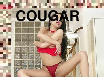 Foxy cougar Kimmy Haze moans with pleasure while masturbating