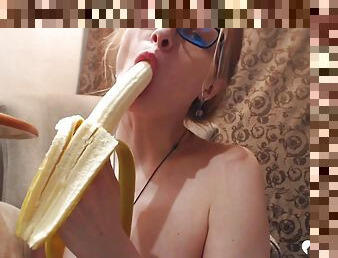 Since she couldn't find her sex toy, she decided to masturbate with a banana