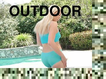Anal loving blonde girl Summer Day moans while having outdoors sex