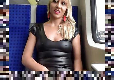 Heie Hardcore-Blondine fickt und saugt Schwanz im Zug