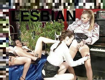 Big orgy of horny lesbians