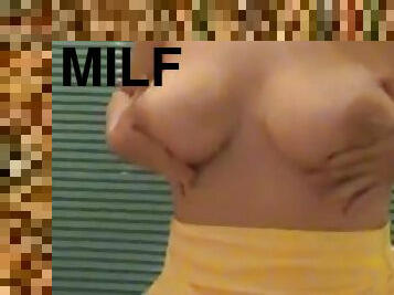 Milf mit großen schlaffen Titten verführt Jungen und wird creampied