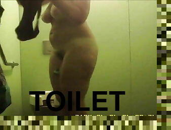 Chubby woman pissing