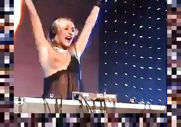 Anice fantasy. Sexy blonde djane Öffentlichkeit nackt dj-set