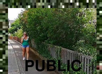 Rauchernutte public nudity melkt Schwanz am Ortseingang!