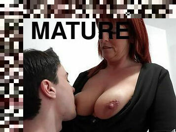 Fast hardcore fuck of mature woman and youngster handsome guy