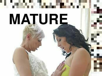 Mature buxom lesbian love making with Anis Davis and Kathy White