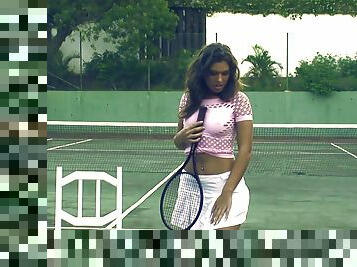 Hannah Hunter strips down so she can masturbate on the tennis court