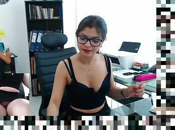 Attractive Brunette Hottie Masturbates To Orgasm On Webcam