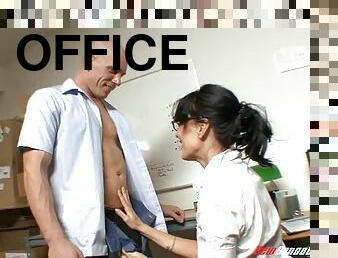 Cunning office messenger convinces his bosses wife and bangs her