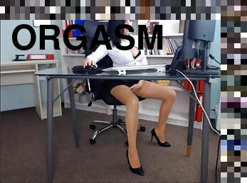 Hot beauty gets an orgasm on an office chair