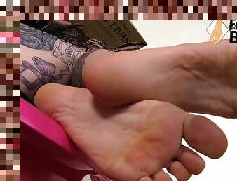 Sexy barefoot redhead hottie footplays with her feet