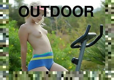 Cute teen Monroe Sweet outdoor erotic video