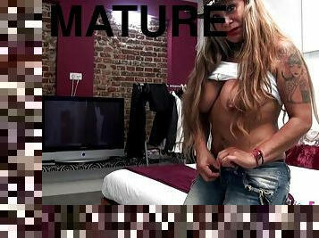 Mature blonde Alexa Blune is ready for all kinds of sexual experiences