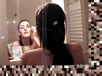 Sexy Amateur Babe Gives a Blowjob in the Bath