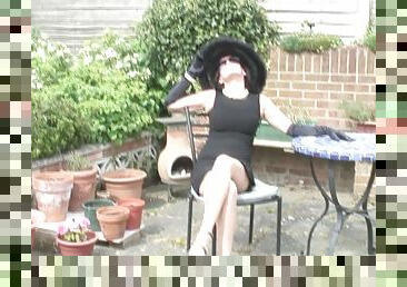 Curvy English dame eating pussy in the garden with a beauty