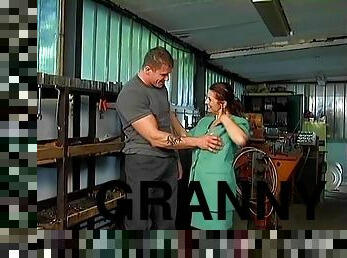 Randy granny with saggy tits pays the mechanic with kinky sex