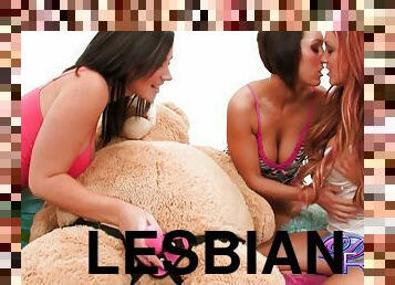 Lesbian chicks use dildos to fuck pussy while licking cunt