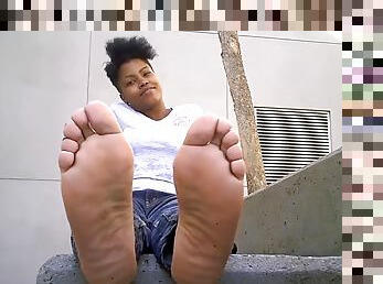 Lick her feet