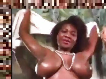 Deusa Negra dancing and shaking her brains