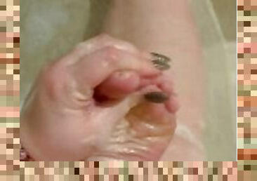 Soapy amateur PAWG plays w/ her natural toes & feet in the shower - full video on OF - FREE to sub!