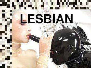 lesbo-lesbian, lelu, sormettaminen, dildo, lateksi, kumi