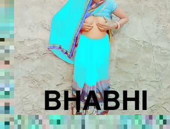 Village ki bhabhi ne saree finger karke ke man ki niyat Badal dali saree removing finger show and chudai 