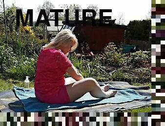 Mature slut takes her masturbation session outdoors